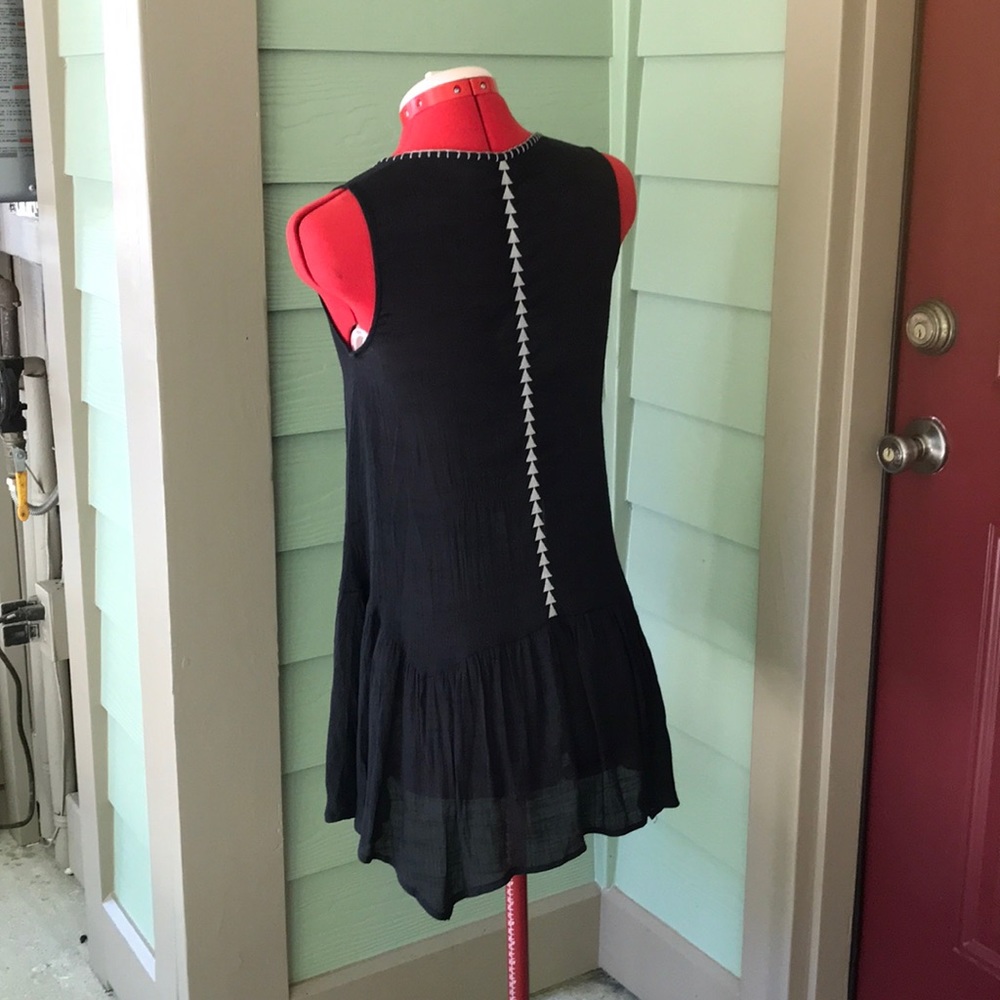 THML Black XS Embroidered V-Neck Sleeveless top - Picture 3 of 13